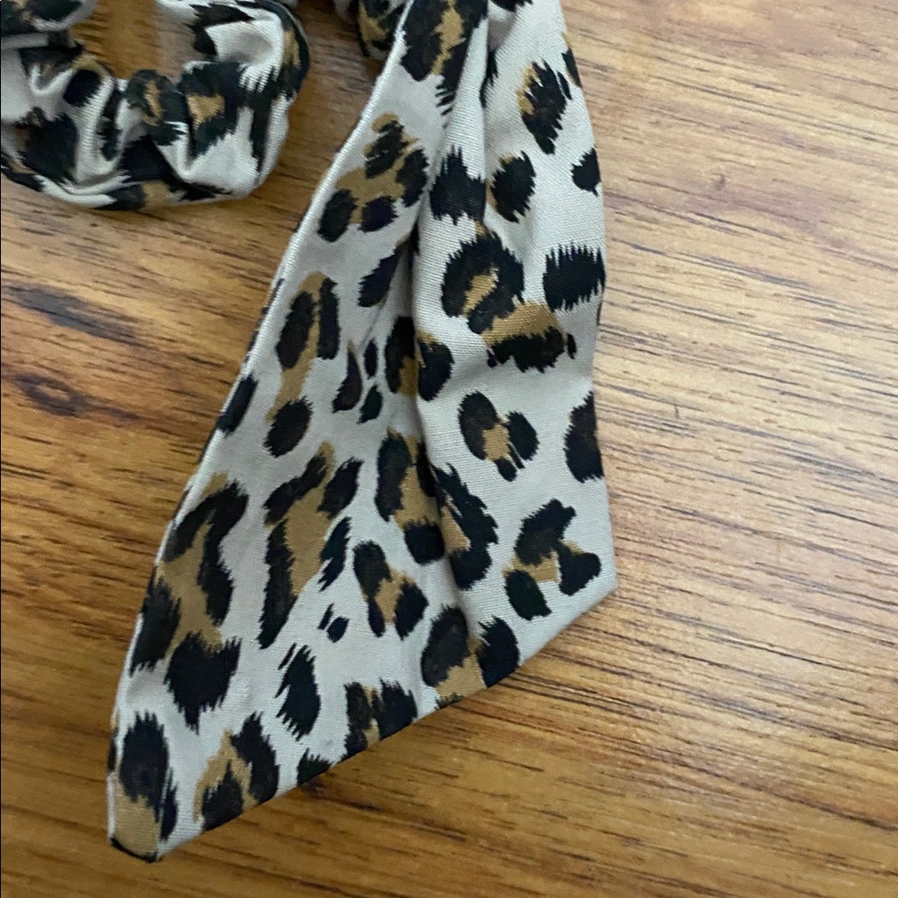 BNWT Madewell Leopard Print Hair Scrunchie with Bow - Picture 3 of 5